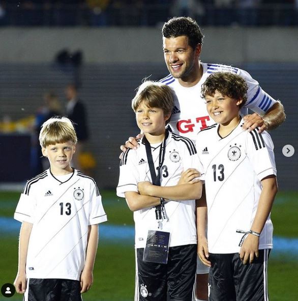 Old image of Jordi Ballack with his dad and brothers