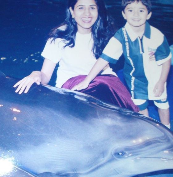 Old image of Zeeshan Khan with his mother