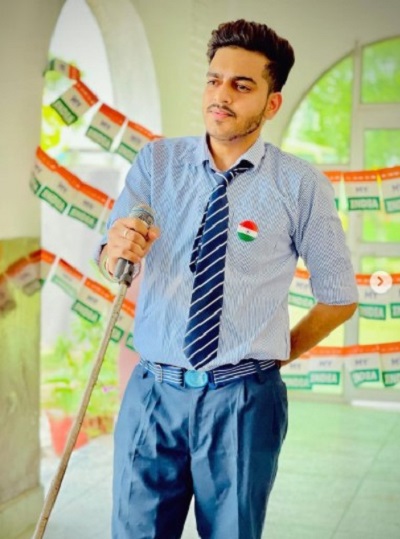 Rachit Rojha portraying a character from his school days