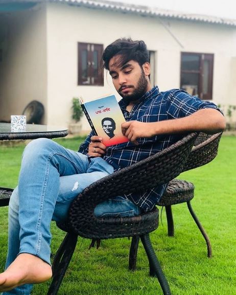 Simar Doraha likes to read books