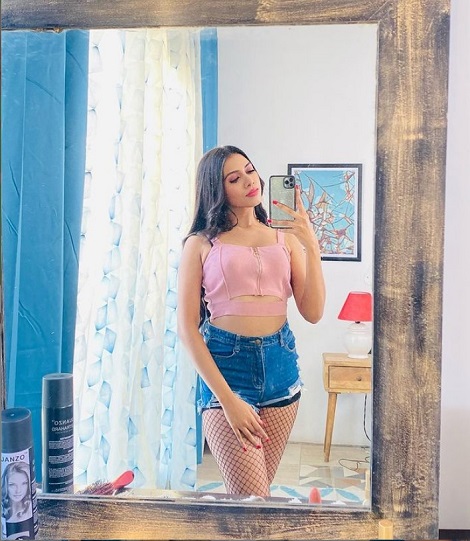 Simran Khan posing in front of the mirror