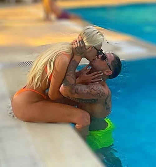Stephen Bear is in news for uploading x-rated videos on his Twitter with girlfriend Jessica Smith