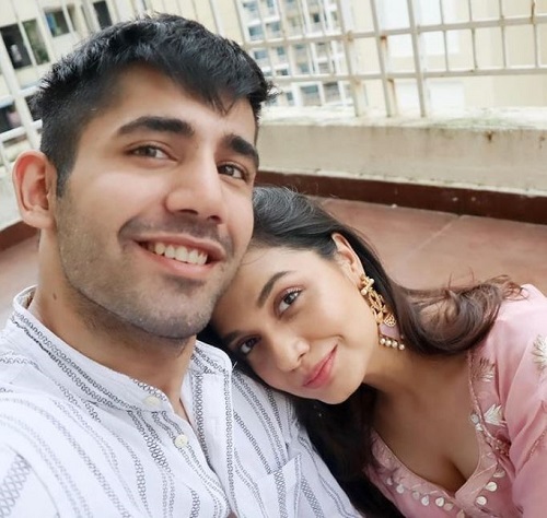 Varun Sood is in a relationship with his girlfriend Divya Agarwal