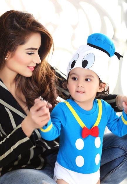 Alyzeh Gabol with her daughter Miraal