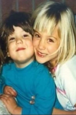 Childhood picture of Briana Cuoco with her elder sister Kaley Christine Cuoco