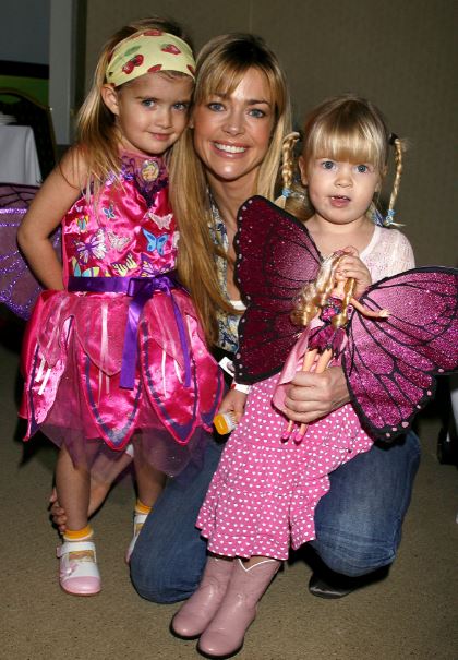 Childhood picture of Sami Sheen with her mom Denise Richards and sister Lola Rose Sheen