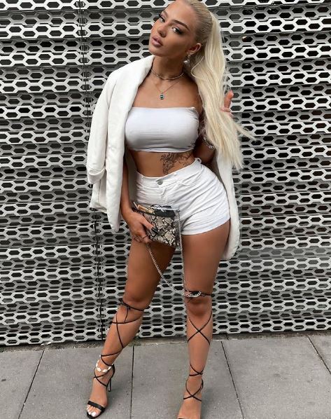 Elaine Victoria height