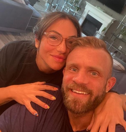 Iain Valliere clicked a selfie with his wife Melissa Bumstead