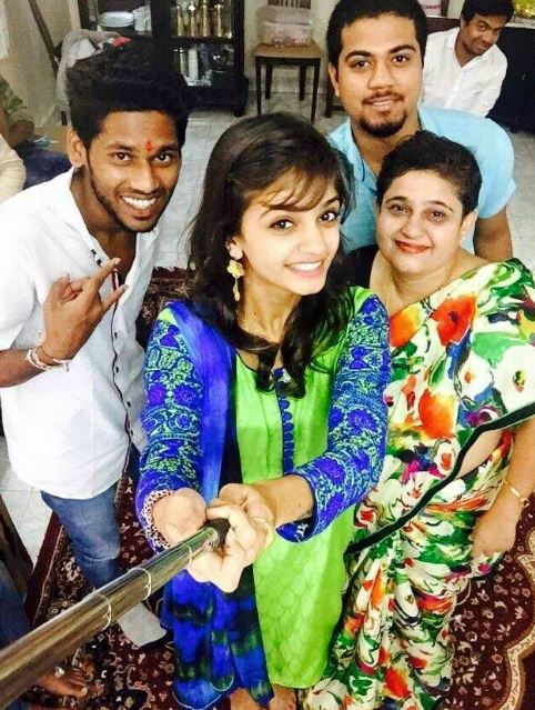 Ishwari Deshpande with her mom and brothers