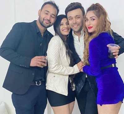 Jagnoor Aneja with his friends