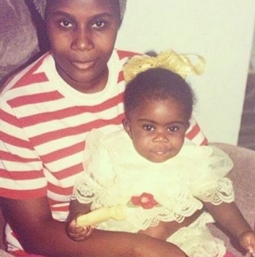 Jessie Woo childhood picture with her mother