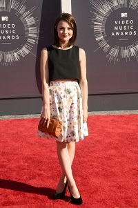 Kathryn Prescott height is 5 feet 4 inches