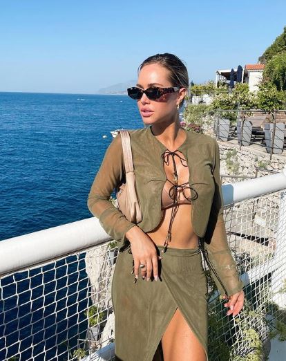 Kourtney Kellar is a traveling lover