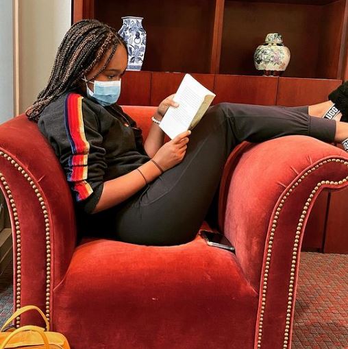Lidya Jewett likes reading books