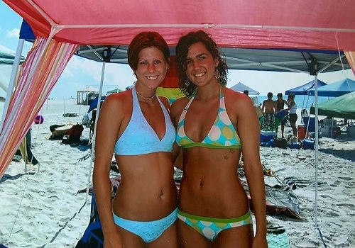Mel Thompson shared her old picture with her sister