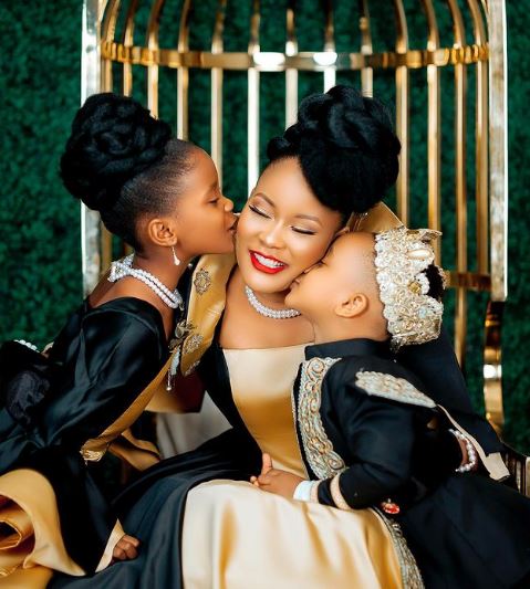Mobetto with her children