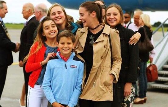 Naomi Biden with her cousins