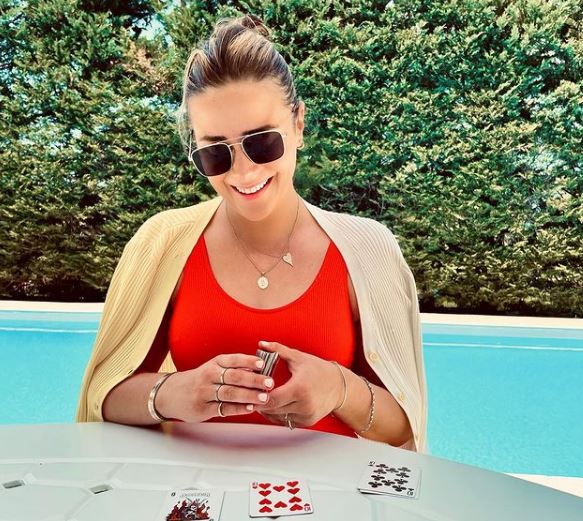 Naomi likes to play card games