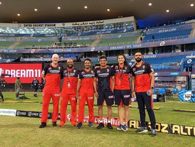 Navnita Gautam with the support team of RCB (Royal Challengers Bangalore)