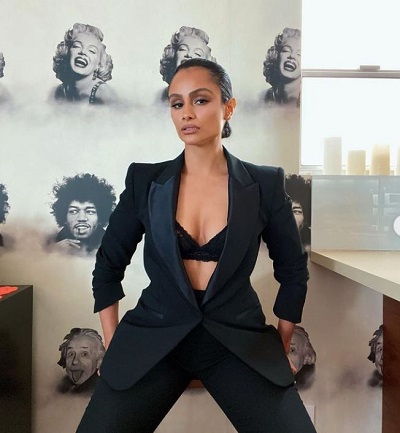 Nazanin Mandi is the daughter of Luz Cecilia Saenz (mother) and Ali Reza Mandighomi (father)