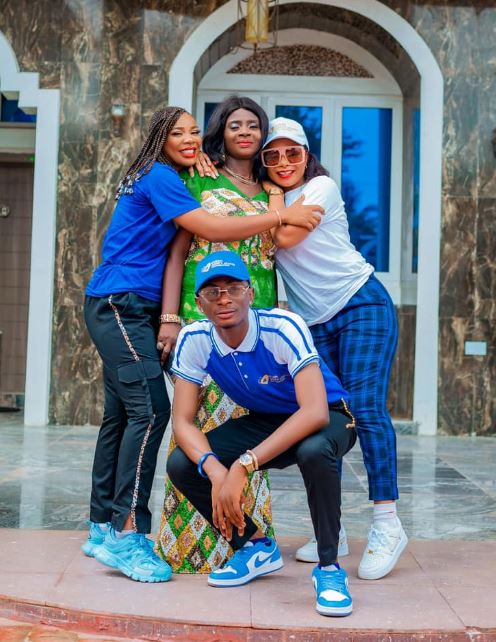 Queen BBNaija with her mom and siblings