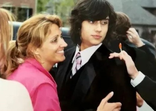 Teddy Geiger was photographed with her mom Lorilyn Rizzo-Bridges in 2005