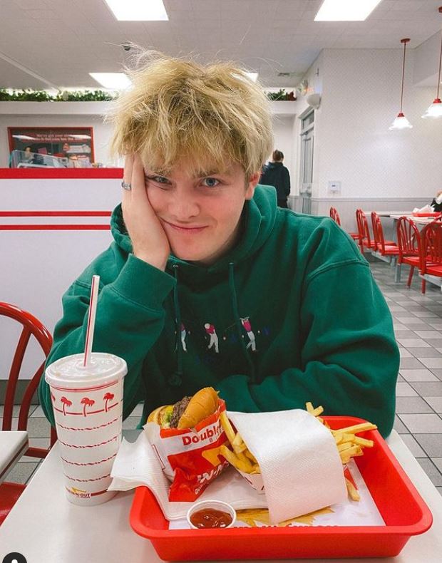 Alex Warren is a foodie