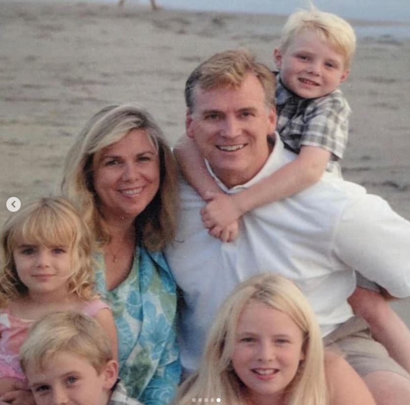 Alex Warren with his family and siblings