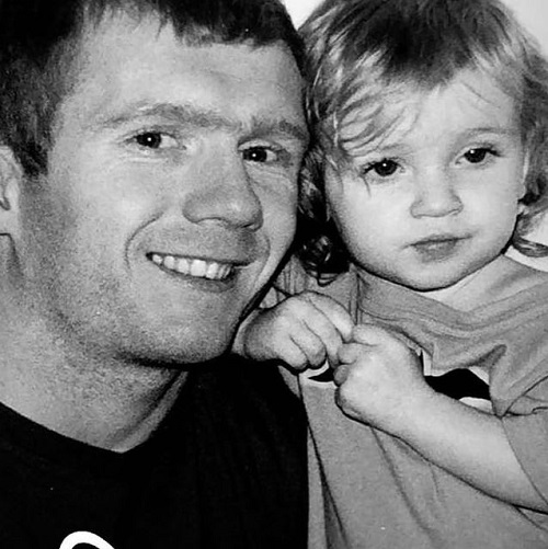 Alicia Scholes childhood picture with her father Paul Scholes