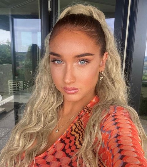 Alicia Scholes has over 95,000 followers on her Instagram account as of October 2021