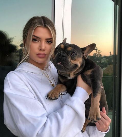 Alissa Violet with her pet dog