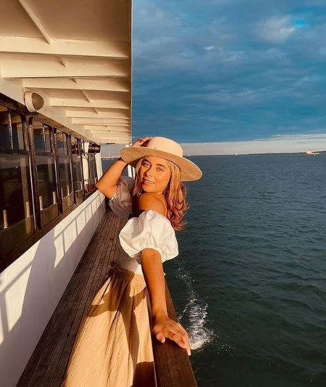 Brooke Blurton likes traveling