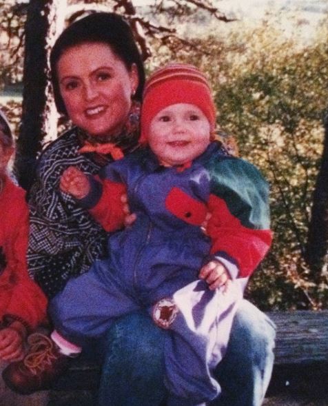 Childhood photo of Emma Krokdal with her mother Heidi Krokdal
