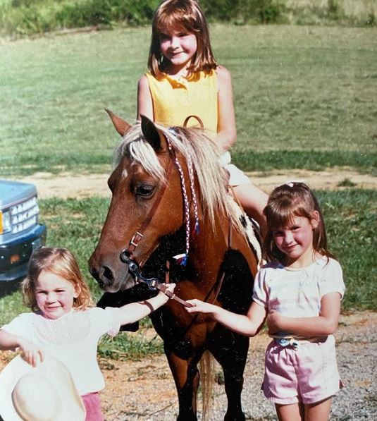 Childhood photo of Hadley Gamble with her siblings