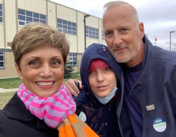Jyoti Gondek with her husband and kid