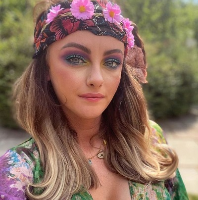 Katie McGlynn is the daughter of Ruth McGlynn (mother) and Trevor McGlynn (father)