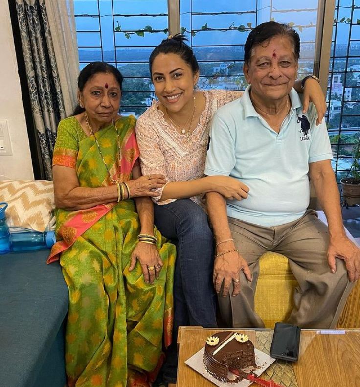 Kranti Redkar with her father and mother