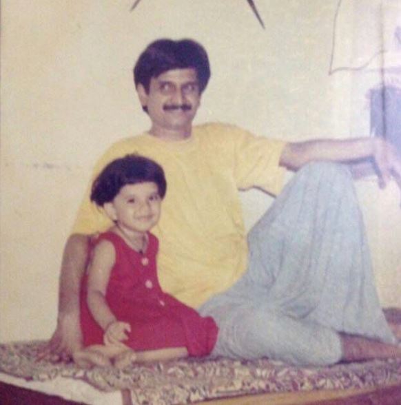Priyanka Deshpande childhood picture with her father