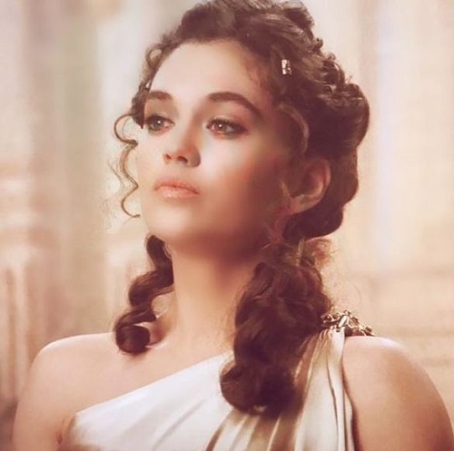 Sabrina Bartlett is famous for her role in the show Bridgerton