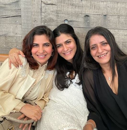 Shwetambari Soni with her sisters