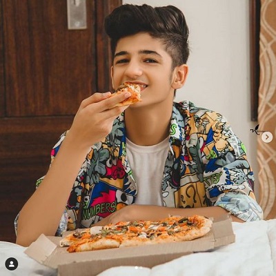 Tarun Kinra eating pizza