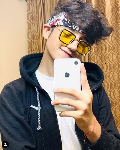 Tarun Kinra with iphone