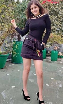 Urvi Singh height