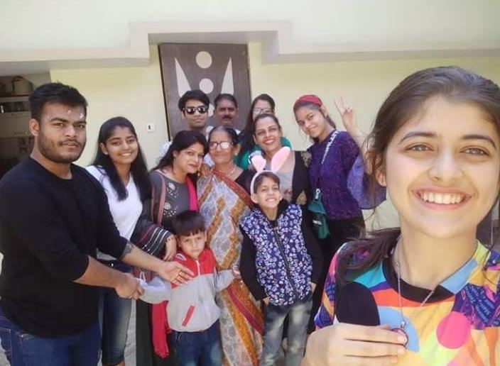 Urvi Singh with her family members