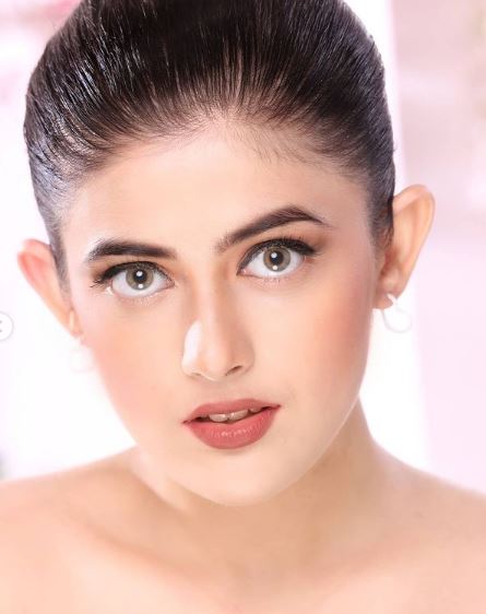 Urvi Singh’s eyes color