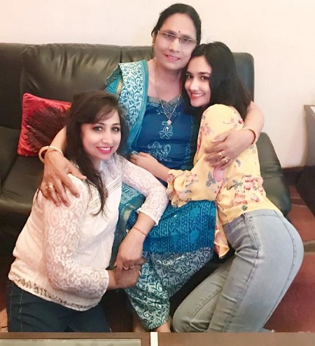 Akanksha Sharma with her mother and nani