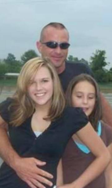 An old photo of Hannah with her parents