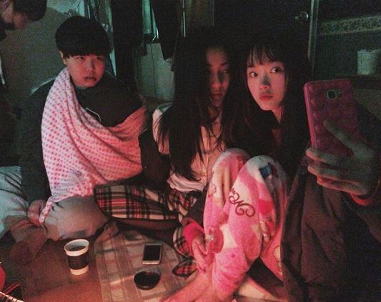 An old photo of Lee Yoo-mi with her friends