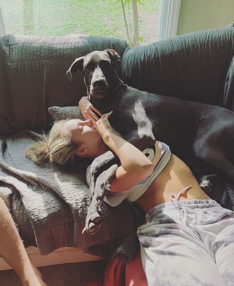 Anna Jay has a pet dog