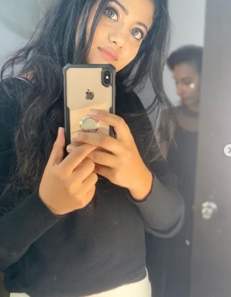 Ansi Kabeer with her iphone